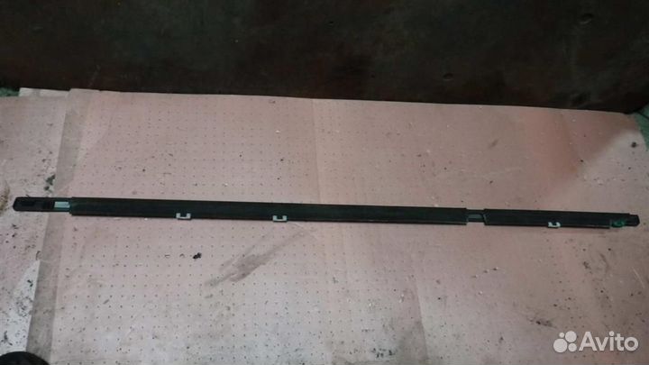 Накладка стекла заднего правого Nissan Primera (P