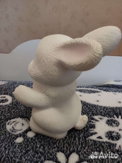 Резиновая игрушка зайка