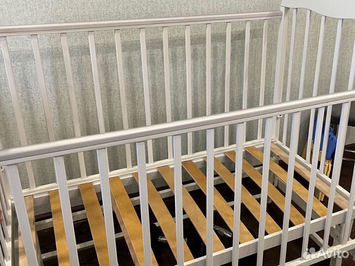 Детская кроватка с маятником