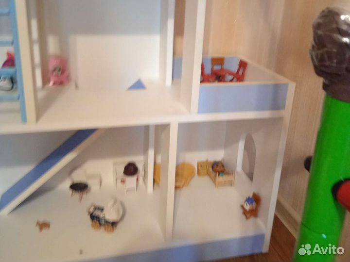 Деревянный кукольный домик