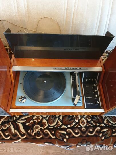 Виниловый проигрыватель