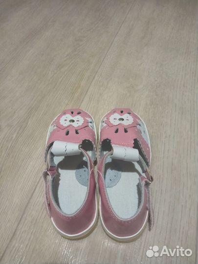 Сандалии для девочки 27 размер, новые