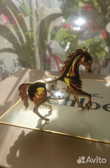 Конь с камнем сваровски, Swarovski