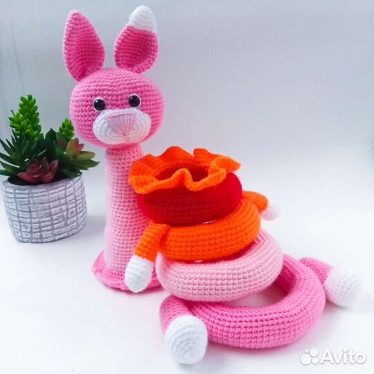 Вязаная пирамидка заяц