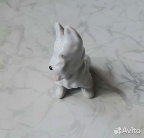Фарфоровая статуэтка собаки 