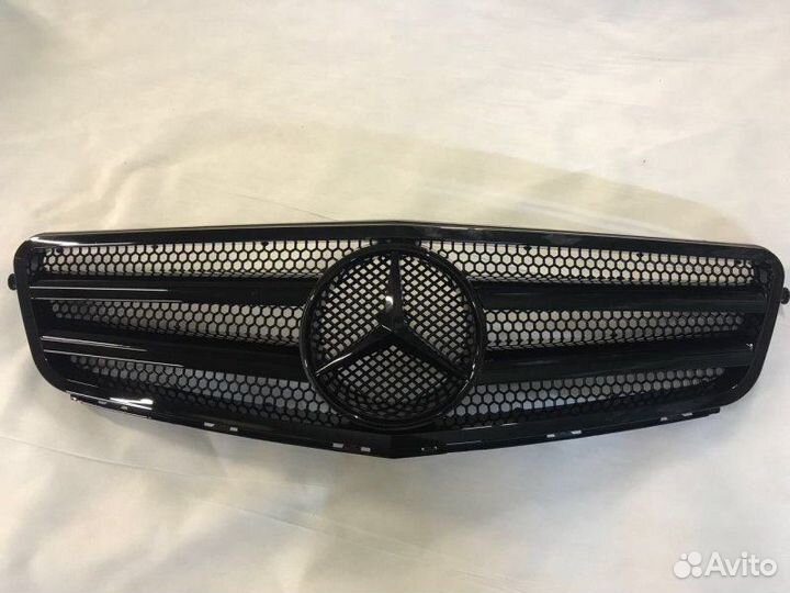 Решетка на Mercedes w 204 c63 черная 2 полоски