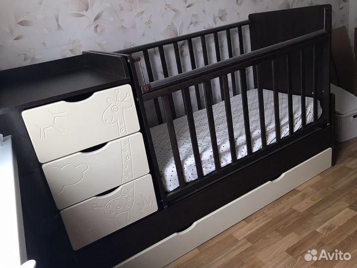 Детская кроватка с маятником 