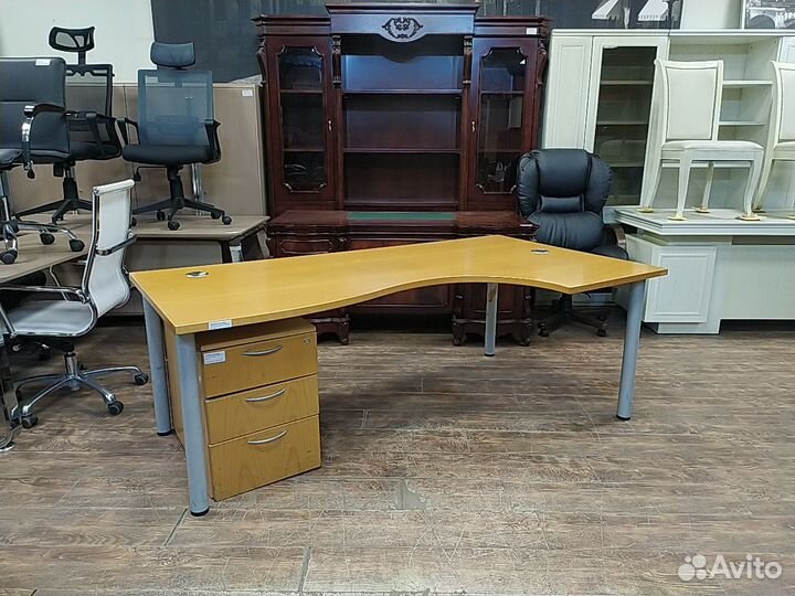 Стол угловой б/у 200х110х75 правый с тумбой 04256