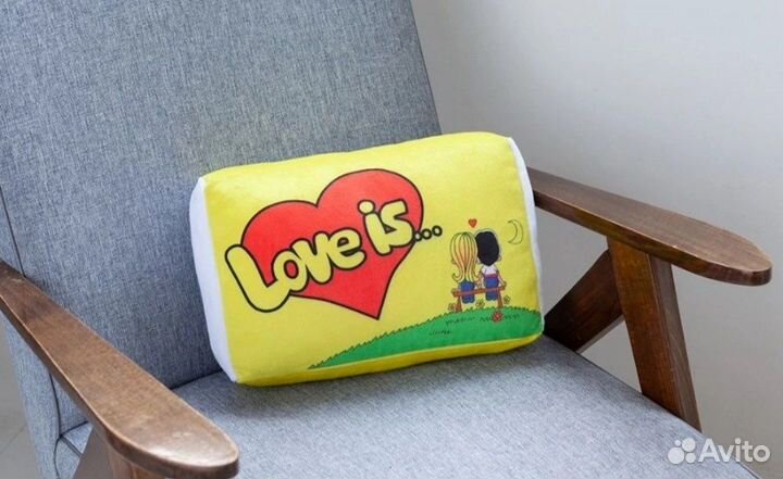 Декоративные подушки Love is