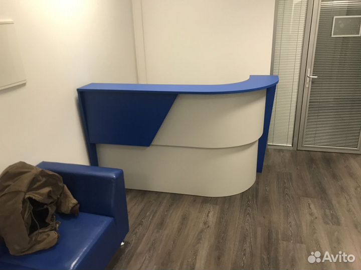 Новая стойка ресепшн для двухуровневая с щитом