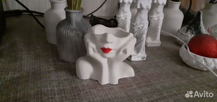 Гипсовые вазы девушка