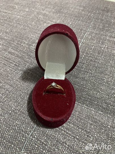 Золотое кольцо с бриллиантом