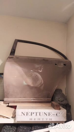 Продам дверь на Toyota Avensis