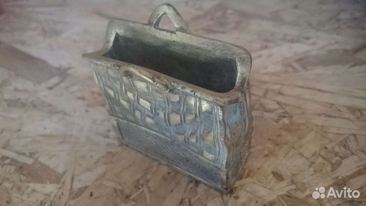 Бронзовый чемодан, саквояж