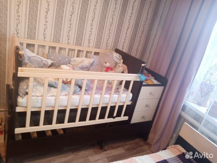 Детская кроватка с маятником и ящиком