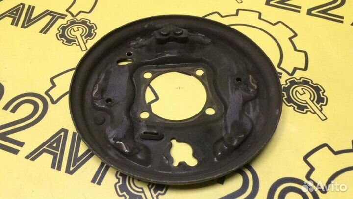 Щиток тормозного механизма задний правый Toyota