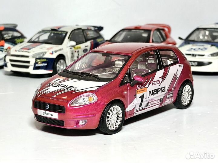 Модель автомобиля ралли Fiat Grande Punto 1:43