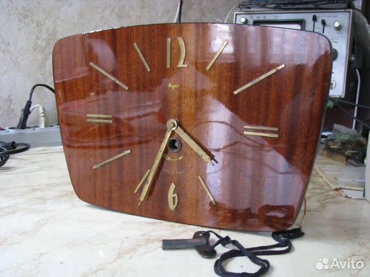 Часы настенные механические маяк СССР. Будильники
