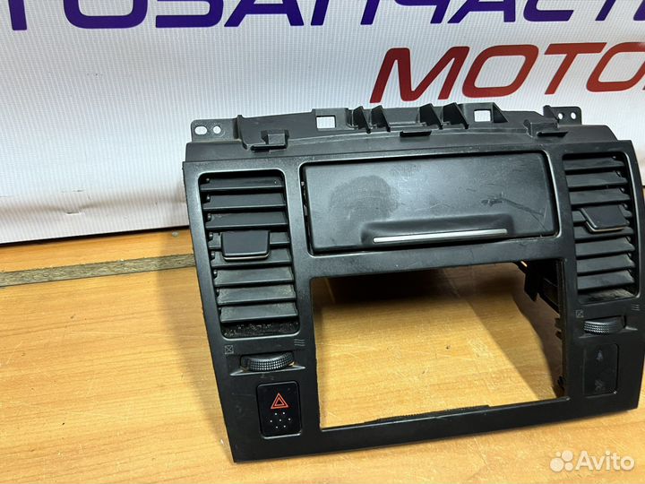 Nissan Tiida C11 Дефлектор воздушный центральный