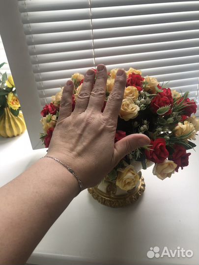 Ваза с искусственными цветами на ножке