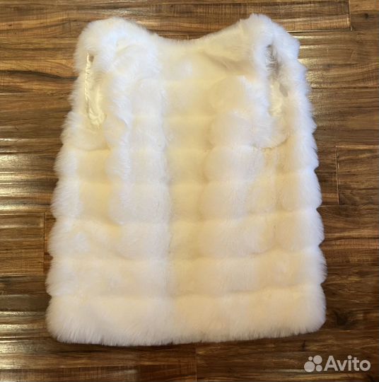Жилетка белая из искусственного меха