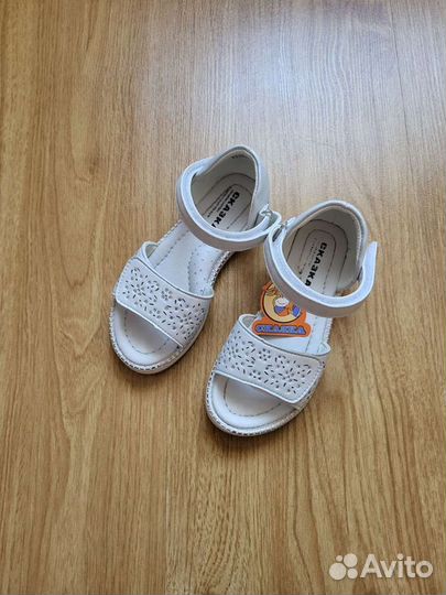 Босоножки для девочки 25 р новые