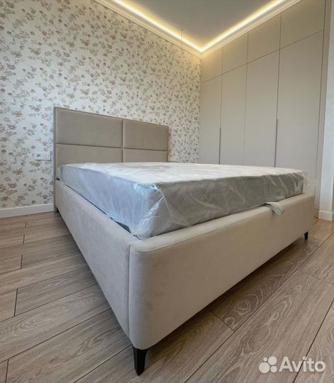 Кровать с мягким изголовьем