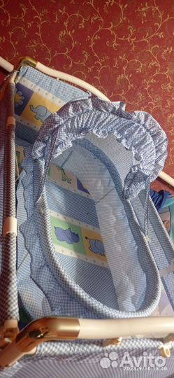 Детская кроватка с маятником