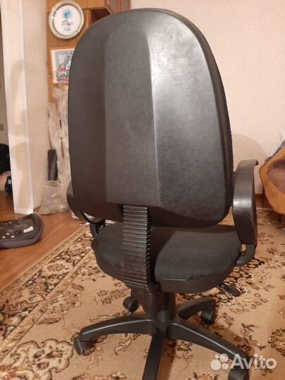 Компьютерное кресло на колесиках