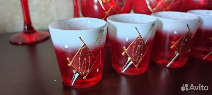 Яркий набор хрустальных рюмок, бокалов и фужеров