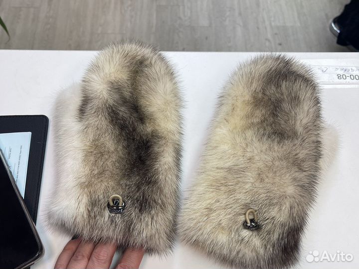 Варежки из норки белые