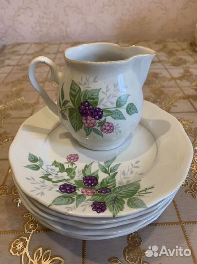 Тарелки и молочник