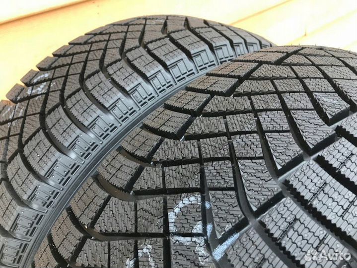 Pirelli Ice Zero FR 215/55 R17 98H