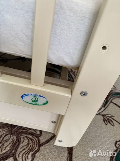 Детская кроватка с поперечным маятником