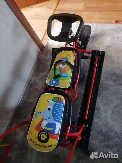 Снегокат с ручкой и колесами двухместный