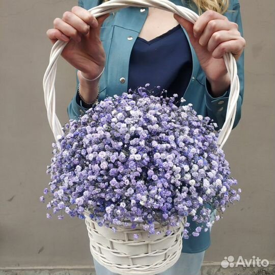 Букет из Гипсофилы в плетеной корзине Доставка