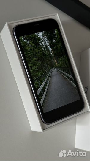 Телефон iPhone 11 64гб
