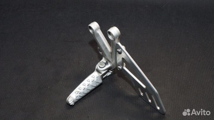 Кронштейн с подножкой левый Aprilia rsv4