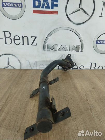 Кронштейн крыла передний правый Mercedes-Benz