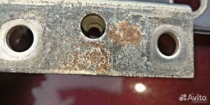 Петля капота левая Volkswagen Passat B5 1999