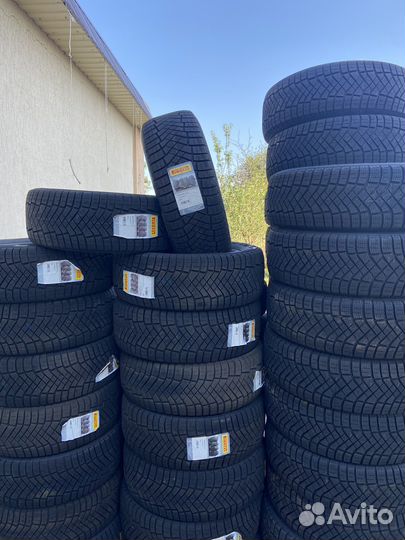 Pirelli Ice Zero FR 215/55 R17 98H