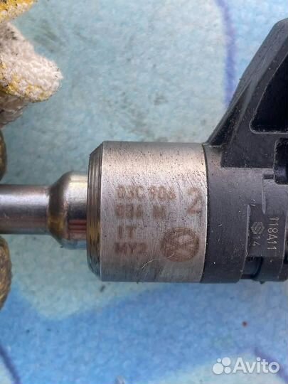 Форсунка топливная бензиновая 03C906036M