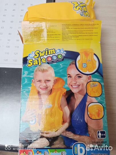 Спасательный жилет и плавательные трусы