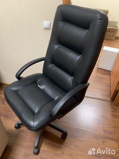 Офисное кожанное кресло