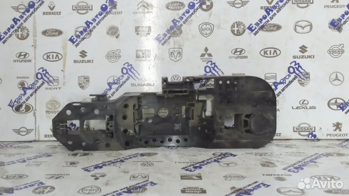 Кронштейн ручки двери правой Renault Fluence 2010