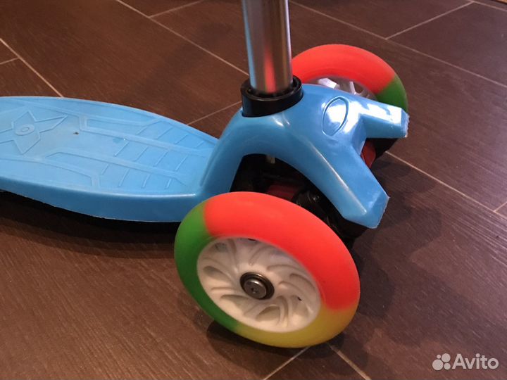 Самокат детский со светящимися колесами
