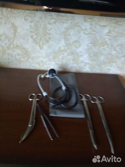 Медицинские ножницы, фонендоскоп