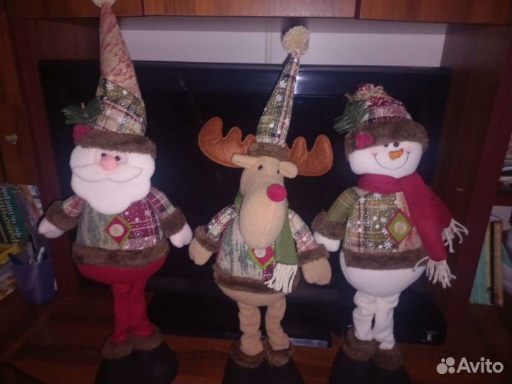 Дед мороз пол елку