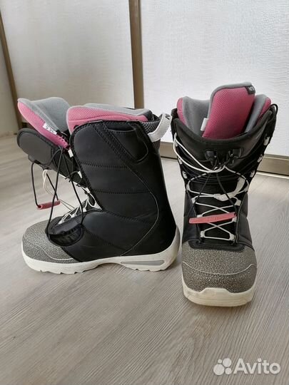 Продаётся сноуборд с креплениями, ботинки, шлем