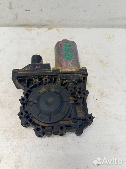 Моторчик заднего левого стеклоподъемника